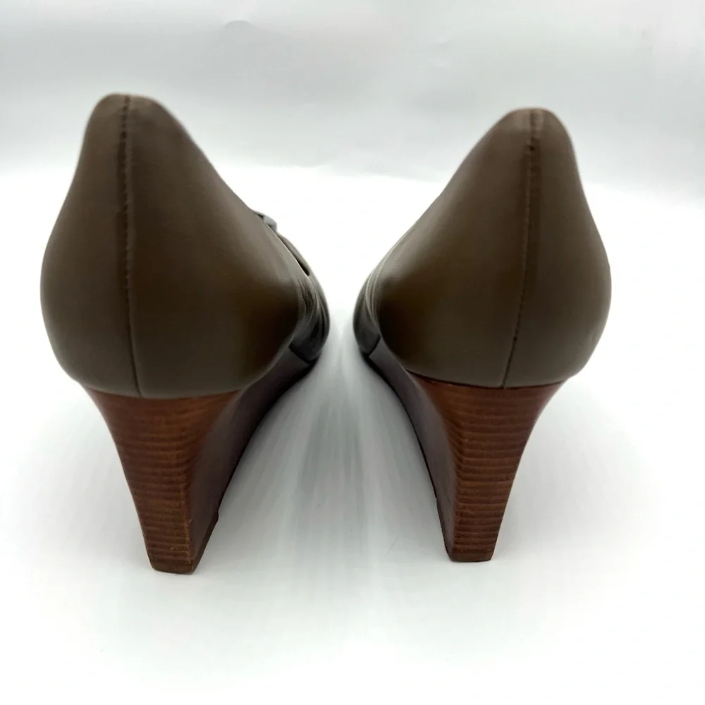 Tory Burch Taupe Leather Wedge Heel Pumps with Silver Emblem. Size 10. - Picture 6 of 10